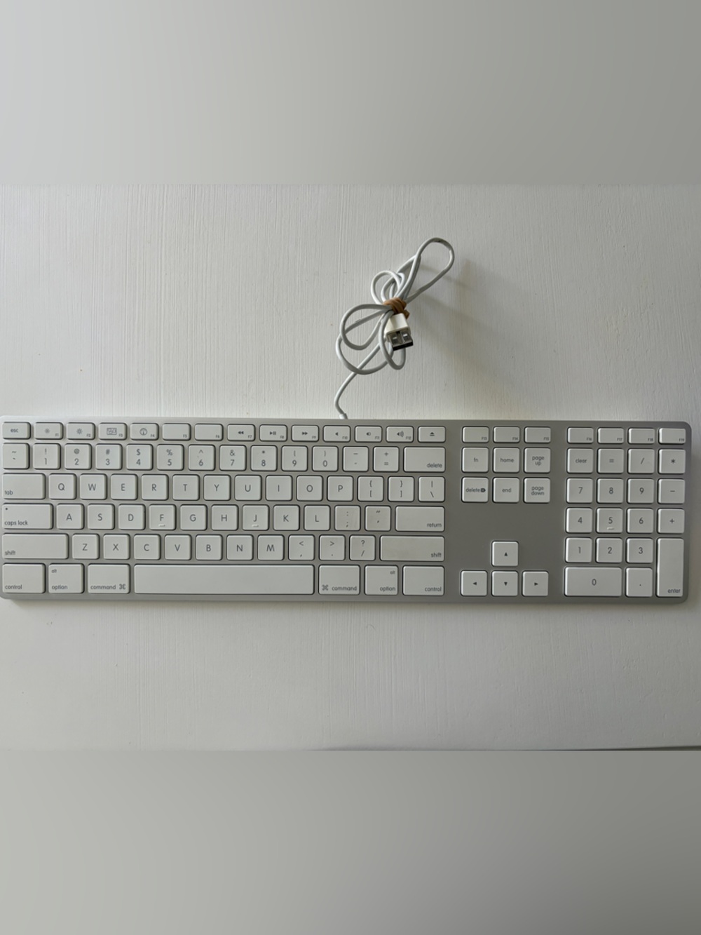 Apple Wired Keyboard with Numeric Keypad – USB – Full Size (A1243)